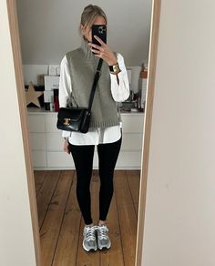 mum_mode_and_surgery Leggings Work Outfit, Winter Dinner Outfit, Leggins Outfit, Look Legging, Mum Fashion, Winter Fashion Outfits Casual, Winter Dinner, Stylish Work Attire, Dinner Outfit