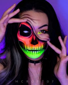 Half And Half Makeup, Halloween Body Painting Ideas, Facepainting Ideas Adults, Face Paint Ideas Adults, Full Face Makeup Ideas Crazy, Creative Halloween Makeup Looks Easy, Character Face Paint, Colorful Skull Makeup, Neon Skull Makeup