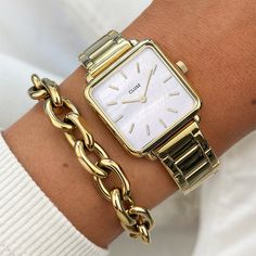 Avec leur boîtier carré arrondi aux angles, les montres de la collection La Tétragone jouent sur les lignes, les structures et les formes. Elles mêlent avec élégance féminité et style androgyne. Ce modèle La Tétragone qui combine un cadran nacré blanc classique et un bracelet-montre or à maillons triples est l’expression parfaite d’un design tout à la fois contemporain et intemporel. Comme pour tous les modèles de notre collection La Tétragone, le bracelet de cette montre est interchangeable avec tous les bracelets-montres CLUSE de 16 mm Demandez à votre bijoutier de mettre à la taille votre bracelet-montre à maillons triples. Style Androgyne, Classic Watch Women, Trendy Watches, Charms Pandora, Jewelry Candles, Androgynous Fashion, Square Watch, Cluse Watch, Jewelry Inspo