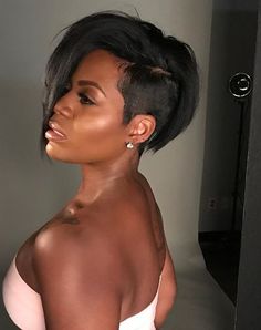 Short Bob With Shaved Side, Side Sweep Pixie Haircut, One Side Bob Haircut, One Side Longer Haircut, Fantasia Haircut, Fantasia Hairstyles Haircuts, Short Bob Shaved Side, Side Pixie Haircut, Shaved Sides Bob