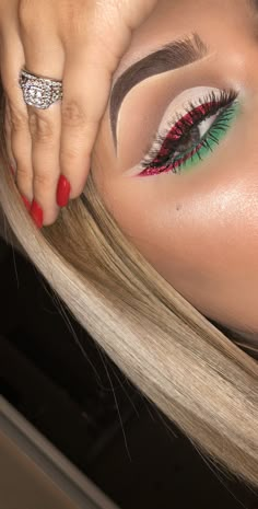 Christmas Eyeliner Looks, Easy Christmas Eyeshadow Looks, Simple Christmas Makeup Looks, Christmas Makeup Ideas Simple, Christmas Makeup Looks Simple, Christmas Glam Makeup, Easy Christmas Makeup Looks