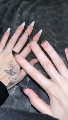 Aesthetic Black Nail Designs, Goth Nails Gel, Ombre Black And White Nails, Black To White Nails, Baby Boomer Nero, Y2k Aesthetic Nails Black, White To Black Nails, Nails One Hand Black One Hand White, Aesthetic Nails Matte