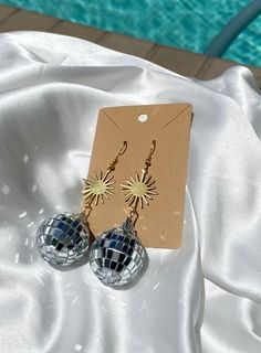 Fun trendy star disco earrings to spice up any outfit. Star Clay Earrings, Mirrorball Earrings, 70s Accessories Jewelry, Coachella Earrings, Taylor Swift Earrings, 70s Fits, Sweat Tour, Disco Earrings, 70s Fashion Disco