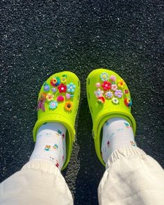 Lime Green Crocs Outfit, Crocs With Flowers, Croc Fashion, Jibbitz Crocs Ideas, Cool Crocs, Crocs Aesthetic, Jibbitz Crocs