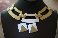 "We have listed a wonderful Jazz Age, Mid Century Modern choker with post earrings for your review. It is in like-new vintage condition; a real find! The off-white is either a creamy Lucite or MOP finished in a \"Snakeskin\" pattern. The goldtone metal sections have a brilliant finish. The clasp is positioned by a unique chord section that is well suited for this superb set. Necklace is 16\", choker length, so it will rest high at the base of the neck for a wonderful presentation. The earrings a Tortoise Shell Bracelet, Jackie O Style, Snakeskin Pattern, Jazz Age, Set Necklace, Modern Necklaces, Necklace Earrings, New Vintage, Pearl Jewelry