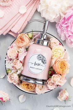 Body Lotion Recipes, Rose Body Butter, Diy Body Lotion, Butter Packaging, Homemade Body Lotion, Homemade Shower Cleaner, Salt Scrub Recipe, Bath Soak Recipe, Rose Lotion