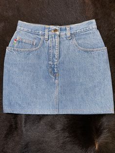 Measures 26’waist, 34’hips, 14 inch length aprox size xs Fitted High Rise Classic Denim Skirt, Classic Fitted High Rise Denim Skirt, Classic Fitted High-rise Denim Skirt, Classic Mini Skirt With Pockets, Classic Fitted Mid-rise Denim Skirt, Casual Fitted Skirt With Hip Pockets, Fitted Vintage Mini Skirt With Pockets, Classic Fitted Denim Blue Denim Skirt, Classic Fitted Denim Skirt In Denim Blue