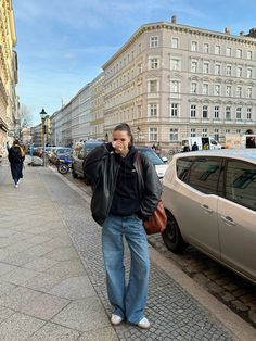 @sophiehlene IG Argentina Street Style, Vienna Street Style, Barcelona Outfits Winter, Nyc Winter Outfits Street Style, City Break Outfit Autumn, Prague Outfit, Ootd Frio, Prague Style, Fall City Outfits