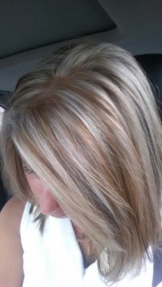 Silver Streaks In Blonde Hair, Short Blonde Hair Color Ideas For Summer Choppy Bobs, Blonde Colors, Lisa Hair, Pretty Blonde Hair, Medium Hairstyle