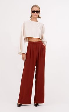 The Elena Crop is a timeless Nonchalant Label piece, reimagined with elegant kimono sleeves. Its luxurious silky effect blends seamlessly to create a top that radiates sophistication. Elegant Kimono, Statement Pants, Kimono Sleeves, Kimono Sleeve, Rust Color, Fall Wardrobe, Everyday Look, Best Sellers, Rust