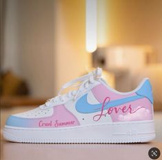 Credits to 🌺𝔸𝕧𝕖𝕟🌺(𝕋𝕒𝕪𝕝𝕠𝕣’𝕤 𝕧𝕖𝕣𝕤𝕚𝕠𝕟) Taylor Swift Shoes, Pink Couple, Tenis Air Force, Style Taylor Swift, Custom Af1, Taylor Swift Fan Club, Preppy Shoes, Cruel Summer