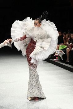 Gui Pei, Gou Pei, Guo Pei, Extreme Fashion, Sculptural Fashion, Collection Couture, Couture Designers