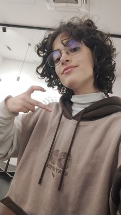 Trans masc, no binary, Androgynous, curly hair, mullet haircut, teen boy, museum photo idea, alternative style, comics, Bookstore, nerd Androgynous Curly Haircut, Alternative Curly Hair, Androgynous Curly Hair, Haircut Teen Boy, Trans Masc, Androgynous Haircut, Androgynous Hair, Hair Mullet, Medium Curls