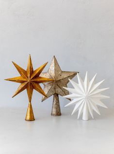 Chinoiserie Christmas Tree, Christmas Tree Toppers Unique, Vintage Inspired Christmas Tree, Unique Tree Toppers, Christmas Tree Inspo, Xmas Tree Toppers, Christmas Tree Star Topper, Chinoiserie Christmas, Vintage Tree Toppers