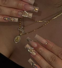 Quince Nails Gold, Birthday Nail Designs Bling, 18th Birthday Nails Ideas, Gold Bling Nails, Nail Gold, Sophisticated Party, Champagne Nails