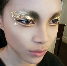 Gold leaf eye makeup Leaf Eye Makeup, Makeup Artist Photoshoot Ideas, Artist Photoshoot Ideas, Makeup Artist Photoshoot, Alex Box, Gold Glitter Makeup, Artist Photoshoot