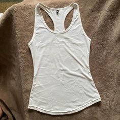 Ptula Tank Top! Never Worn - I Got The Wrong Size. Perfect Condition. White Summer Tank Top For Workout, White Summer Workout Tank Top, White Summer Workout Top, Sporty Tank Top, Downtown Shirts, Cute White Tank Top, White Tank Top Outfit, Short Tank Top, Daily Fashion Inspiration