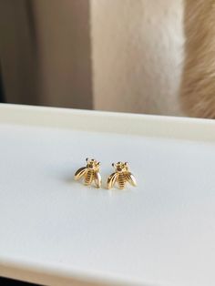 Small golden bee stud earrings, approximately 1 cm in size. Stud earrings in bee design in gold. Golden insect for the ear. Jewelry made from insects. Gift for her. Bee Earring, Cute Bee Earrings, Insect Earrings, Real Bug Jewelry, Sparkily Bee Jewelry, Gold Bee Earrings, Bee Studs, Small Bees, Stud Earrings Gold