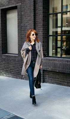 Over 50 style blogger Texas Fall Outfits, Fashion Over Fifty, 40 Fashion Women, 50 Womens Fashion, Style Over 50, Clothes For Women Over 50, Over 50 Fashion, Older Women Fashion, Fashion For Women Over 40