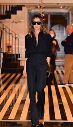 Classic But Edgy Style, Fashion Outfits2022, Victoria Beckham Outfits, How To Look Expensive, Victoria Beckham Style, Look Expensive, Classy Work Outfits, Looks Black, Sport Chic