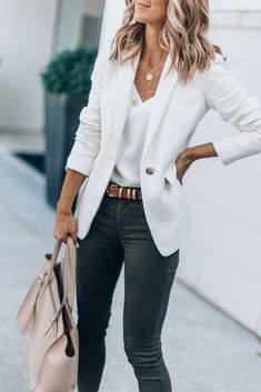 A Cute Business Casual Outfit - Cella Jane Cute Business Casual Outfits, Casual Work Outfit Spring, Cute Business Casual, Women Professional Attire, Blazer Outfits Casual, Woman In Black