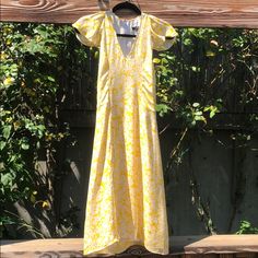 Nwt Burberry Silk Cap Sleeve Yellow And White Floral Dress Size 2. I’ve Had This For A Few Years And Have Never Worn It Because It’s Too Tight For My Rib Cage (Finding Out That Mine Is Larger Than A Usual 2) So Perfect New With Tags! It’s A Gorgeous Dress Perfect For Any Occasion And No Marks, Stains Or Snags. A Wonderful Find! Yellow V-neck Maxi Dress For Garden Party, Yellow Spring Maxi Dress For Daywear, Spring Yellow Maxi Dress For Daywear, Yellow Maxi Dress For Spring Daywear, Yellow V-neck Midi Dress For Daywear, Yellow A-line Midi Dress For Brunch, Yellow A-line Maxi Dress For Brunch, Yellow Fitted Maxi Dress For Daytime, Yellow Fitted Midi Dress For Daytime