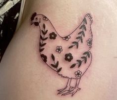 a hen tattoo on the back of a woman's thigh