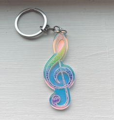 a keychain with a musical note on it's front and back sides