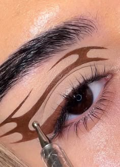 Heavy Eye Makeup, Yellow Eyeliner, Abstract Eyeliner, Crazy Eyeliner, Trippy Makeup, Black Graphic Eyeliner, Graphic Liner Ideas