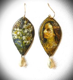 Shabby mismatched earrings made from tin, aged paper and vintage glass drops. The surface is sealed. Vintage Teardrop Earrings As A Gift, Vintage Teardrop Earrings With Ear Wire For Gift, Handmade Vintage Teardrop Earrings, Artistic Teardrop Soldered Earrings, Vintage Collection Metal Drop Earrings, Vintage Teardrop Patina Jewelry, Vintage Hand Painted Drop Earrings, Vintage Patina Earrings, Vintage Teardrop Patina Earrings