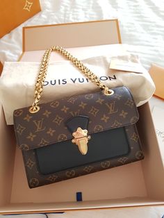 Tas Louis Vuitton, Sac Louis Vuitton, Expensive Bag, Trendy Purses, Luxury Bags Collection, What Do, Handbag Essentials