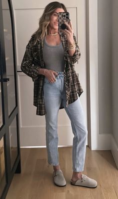 Mom Hipster Outfits, 90s Mom Fall Fashion, Midwest Mom Aesthetic, Relaxed Mom Style, Stonewashed Jeans Outfit, Goodwill Photoshoot, Almond Mom Outfit, 30 Year Old Mom Outfits, How To Style Mom Jeans Winter