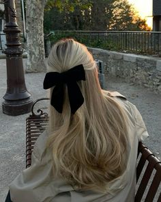 Hair styles Bow In Hair, Winter Hair Trends, Bow Hairstyle, Ribbon Hairstyle, Hair Stylies, Winter Hairstyles, Hairstyles For School, Aesthetic Hair