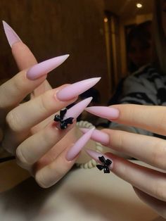 Розовый маникюр с бантиками Nail Ideas Long Pink, Summer Nails Stiletto, Pink Nails With Bow, Stiletto Nails Pink, Sharp Nails, Pointy Nails, Wow Nails, Black Bows