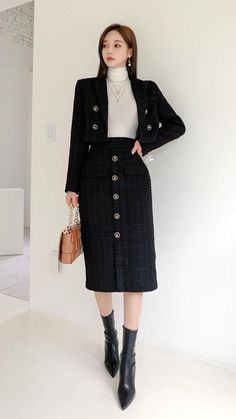 Chic and professional female Korean lawyer outfits that blend style and confidence. Discover the perfect looks for a powerful impression. Vintage Office Outfits Women, Modest Work Outfits Women, Korean Fashion Skirt Outfits, Korean Office Style Work Outfits, Korean Outfits Elegant, Korean Office Look, Korean Elegant Outfit, Korean Classy Outfits, Elegant Modest Outfits