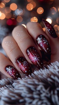 Christmas Nails Trendy, Red And Gold Nails, Festive Nail Designs, Chic Nail Art