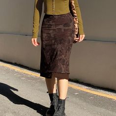 Mesh flower pattern low rise contrast ruffle midi skirt Gothic Grunge Aesthetic, Midi Skirt Y2k, Preppy Aesthetic Outfits, Low Waist Skirt, Brown Floral Print, Rock Outfit, Gothic Grunge, Skirt Y2k, Stylish Skirts