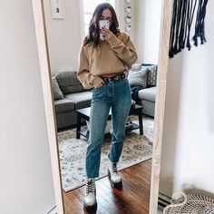 Pleated Mom Jeans Outfit, Cream Dr Martens Outfit, White Doc Martens Outfit Winter, Outfits With White Doc Martens, Doc Outfits, Doc Martens Outfit Fall