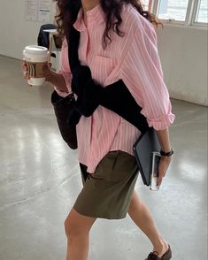 Stockholm Fashion, 가을 패션, Colourful Outfits, Pink Shirt, Casual Style Outfits, Style Outfits, Daily Outfits, Fashion Inspo Outfits