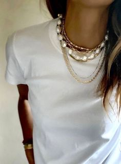 Chic Black Outfits, Classic Style Outfits, Necklaces And Bracelets, Over 50 Womens Fashion, Casual Chic Outfit, White Tee, Outfits Casuales