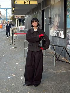 Simple Model Outfits, Comfy Chic Outfit, Korean Fashion 2024 Winter, Japanese Street Fashion Winter, Tom Boy Femme Outfit, Berlin Street Style Underground, Issey Miyake Outfit, Winter Outfits Classic, Japanese Fashion Street