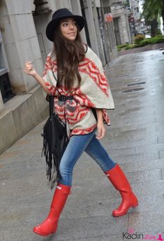 Poncho Outfit, Rain Boots Fashion, Miroslava Duma, Boating Outfit, Ootd Ideas, Trending Boots, Street Style Winter