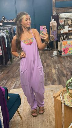 free people jumpsuit & natural life top :) Free People Onsie Outfits, Jumpsuit Overalls Outfit, Free People Jumper Outfit, Free People Onesie Outfit, Colorful Hippie Outfits, Natural Life Outfits, Romper Outfit Pants, Hippie Outfits Women, Free People Jumpsuit Outfit