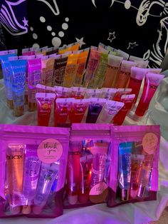 Our gloss packs!! Get a deal with a bundle! Lip Gloss Bundle Bags, Lip Gloss Storage, Cosmetics Business Ideas, Broadway Lipgloss, Lipgloss Aesthetic, Juicy Lip Gloss, Lipgloss Collection, Lipgloss Bundle, Lips Gloss