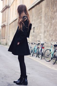 Black Backpack Outfit, Backpack Outfits, Backpack Outfit, Wearing All Black, Looks Street Style, Travel Fashion, Look Vintage, Vintage Clothes, Black Vintage