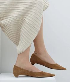 Pointed-Toe-Mango Brown Suede with kitten heel de Mango |
Summer Shoes |
Punta Fina marron piel vuelta, tacón pequeño by Mango | Zapatos de Verano Brown Suede