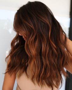 Dark Brunette With Copper Balayage, Strawberry Highlights On Dark Hair, Brunette Copper Blonde Balayage, Fall Red Hair Balayage, Auburn Hair With Face Framing Highlights, Balayage Autumn Hair Colors, Red And Brunette Balayage, Long Bob Copper Balayage, Brunette Hair Auburn Highlights