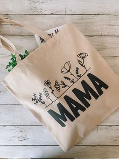 Mothers Day Canvas Bag, Grandma Tote Bag Ideas, Mom Tote Bag Quotes, Cricut Canvas Bag, Mothers Day Tote Bag Craft, Cotton Canvas Tote Bag, Unique Tote Bag Design, Cricut Bags Canvas Totes, Creative Tote Bag Design Ideas