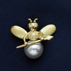 Type of metal: Genuine 18K gold ※Pin backs is gold plated brass Type of stone: Natural Diamond 0.04ct Motif size: 17mm×16mm Pearl size: 7.5mm Motif weight: 2.4g Type of pearl: Akoya pearl (cultured in Japan)   Shape: Round Color: Blue(natural) Luster: AAAA Blemish: Very Light Luster Grade: AAAAA=Finest AAAA=Very Good AAA=Good AA=Above average A=Average Blemish Grade(scratches,spots,dents) Clean (none) Very Light (few) Light (a few) Moderate (a few more) Heavy (many) ※Size&weight are approx. ※The Bee Pin, Pearl Pin, Gold Pin, Akoya Pearls, Pin Backs, Pearl Size, Natural Pearls, Lapel Pin, Types Of Metal