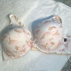 Vince Camuto Floral Smooth T-Shirt Bra Women's Size 42d. Nwot. Underwire. Light Padding Measurements Laying Flat End To End 35” Fitted Beige Bra For Loungewear, Beige Full Coverage Bra For Spring, Low-cut Padded Pink Bra, Low-cut Pink Bra, Feminine Low-cut Pink Bra, Low-cut Pink Bra With Removable Pads, Pink Stretch V-neck Bra, 1 Girl, T Shirt Bra